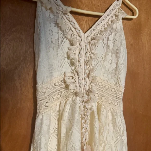 NWOT Cupshe V-neck Boho Lace Ruching Sundress with Tassels, size Medium - Picture 3 of 7